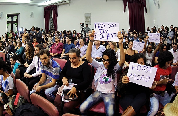 ESTRANHO, NÃO! Alunos de Moro na UFPR fazem ato a favor de LULA Estudantes ufpr